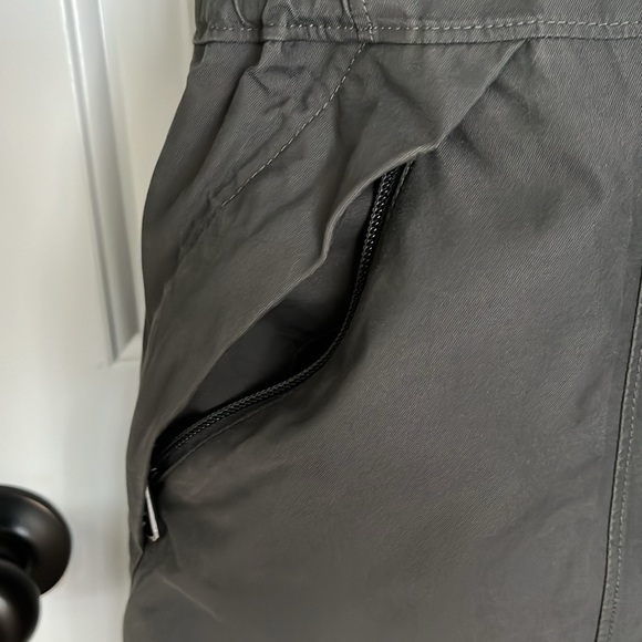 The North Face Women’s Artic Down Parka with hood and faux fur trim in CC13 Gray - Picture 3 of 7